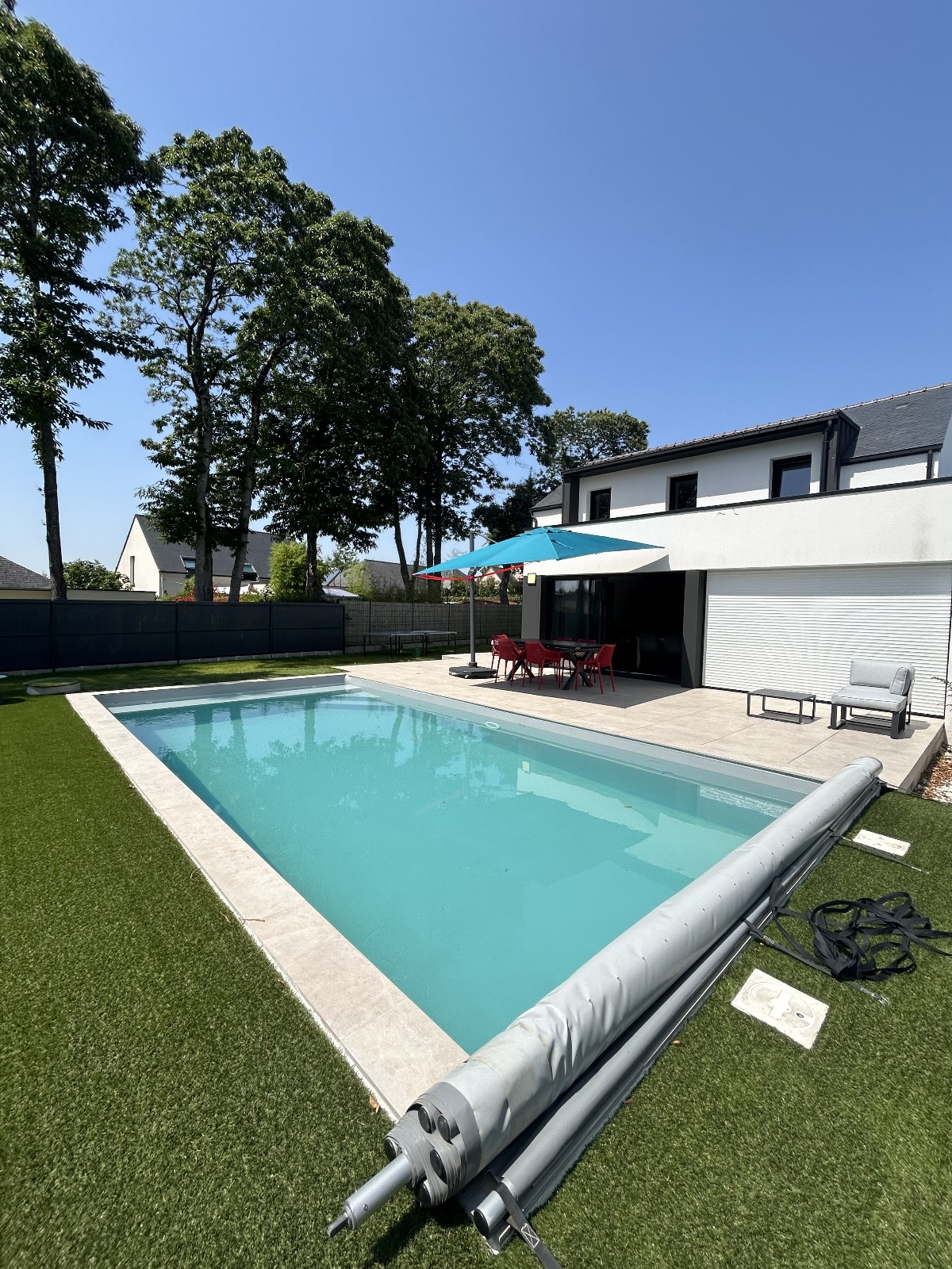Terrasse sur plots autour d'une piscine